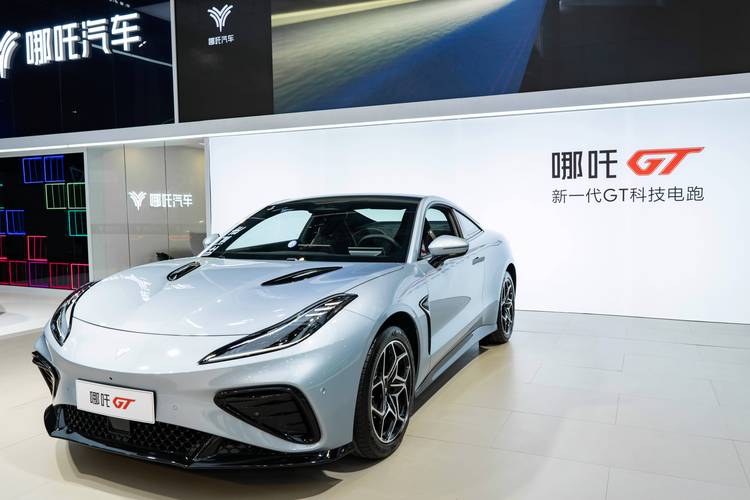 重庆94哪吒汽车在智能汽车领域的表现，领途汽车在新能源汽车市场中的影响力